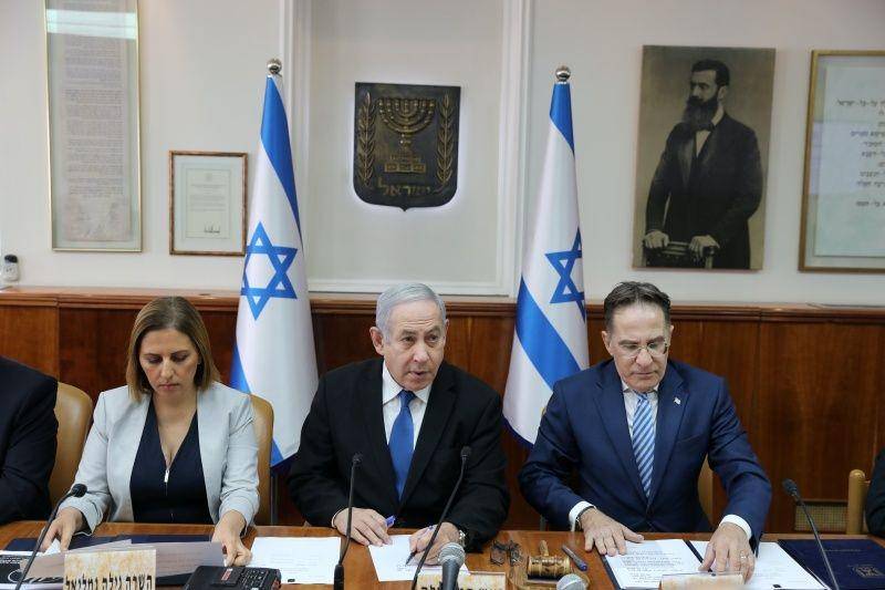 Perdana Menteri Israel Benjamin Netanyahu, Menteri untuk Pemerataan Sosial Gila Gamliel (ki) dan Sekretaris Kabinet Tzachi Braverman (ka) menghadiri rapat kabinet mingguan di kantor Netanyahu di Yerusalem, pada 1 Desember 2019. ANTARA FOTO/Abir Sultan/Pool via REUTERS