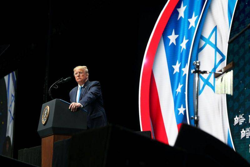 Presiden Amerika Serikat Donald Trump berpidato pada KTT Dewan Nasional Amerika Israel di Hollywood, Florida, Amerika Serikat, pada 7 Desember 2019. ANTARA FOTO/REUTERS/Loren Elliott
