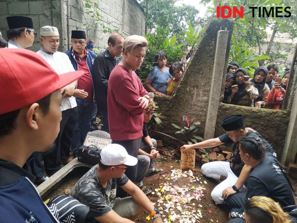 Rizky Febian di Pemakaman Lina (IDN Times/Azzis Z.)