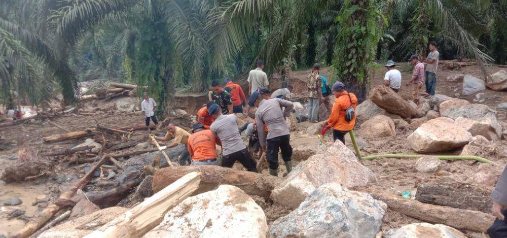 Tim SAR gabungan masih melakukan pencarian korban hilang banjir bandang Labuhanbatu Utara (Istimewa)