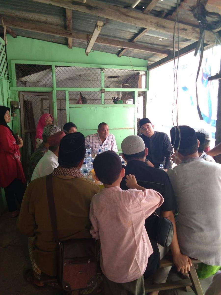 Bobby Nasution Dijamu Warga Bilal Makan Pakkat (Dok. IDN Times)