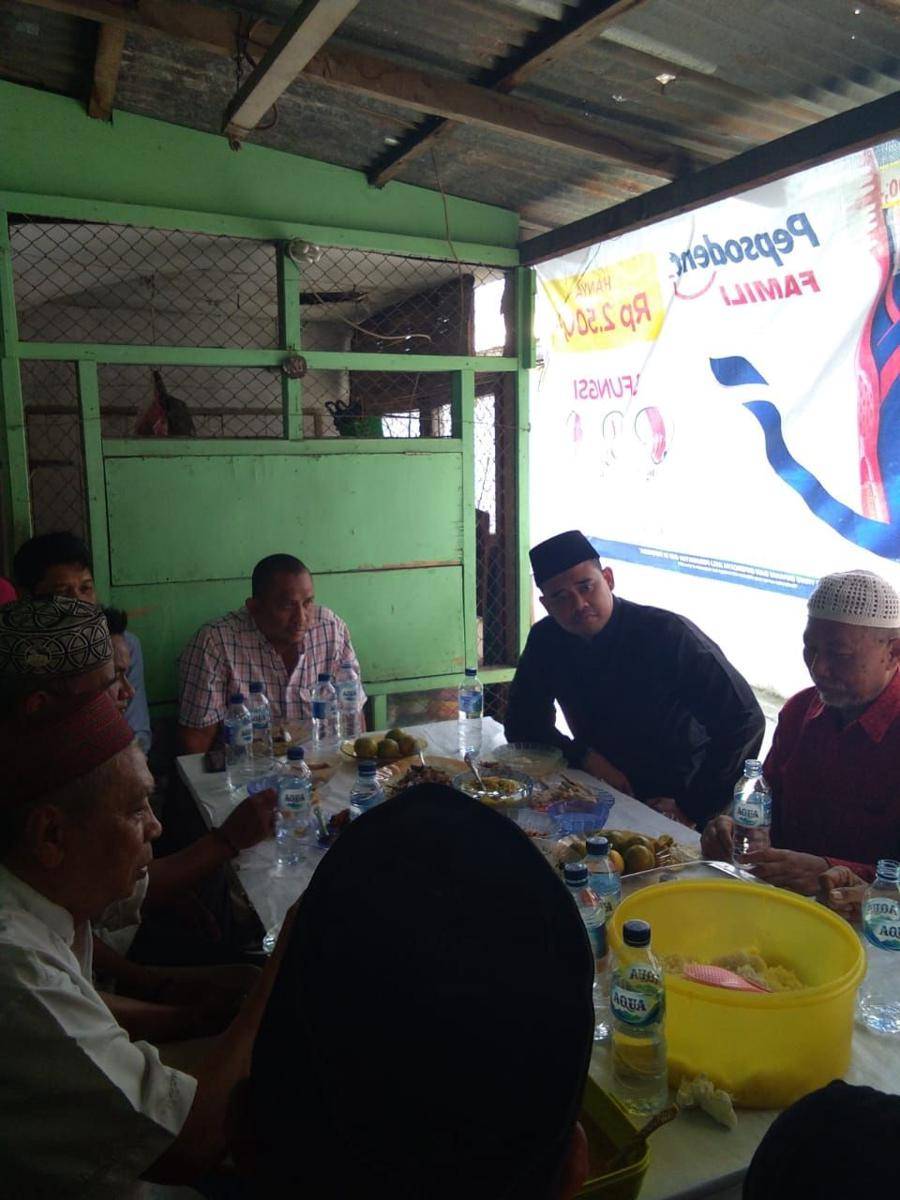Bobby Nasution Dijamu Warga Bilal Makan Pakkat (Dok. IDN Times)