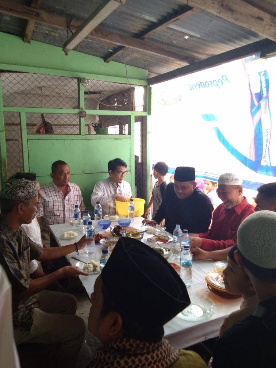 Bobby Nasution Dijamu Warga Bilal Makan Pakkat (Dok. IDN Times)