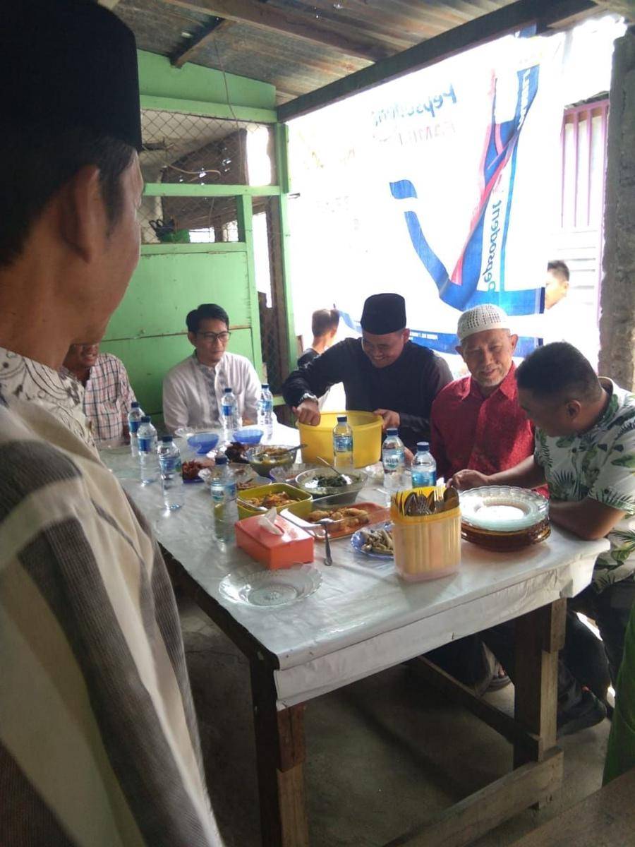 Bobby Nasution Dijamu Warga Bilal Makan Pakkat (Dok. IDN Times)