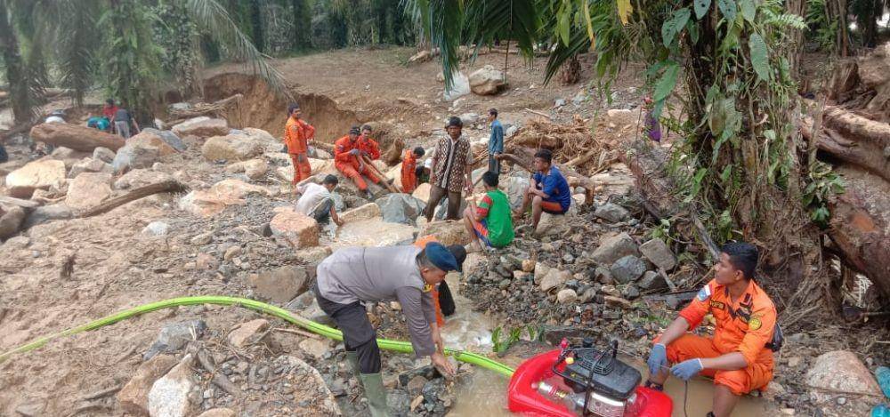 Tim SAR gabungan masih melakukan pencarian korban hilang banjir bandang Labuhanbatu Utara (Istimewa)