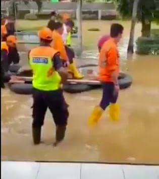 (Dirut PT KAI diarak dengan menggunakan getek) www.twitter.com/@Alvin6177