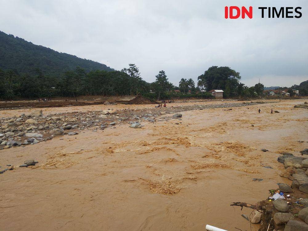 Ilustrasi banjir (IDN Times/Khaerul Anwar)