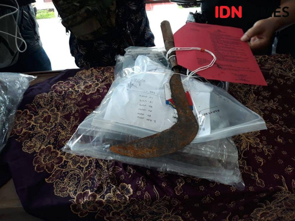 Barang bukti untuk menganiaya korban. IDN Times/Daruwaskita