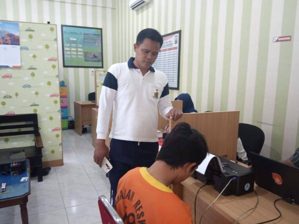 Tersangka SD saat diperiksa penyidik di Mapolres Lamongan. IDN Times/Imron