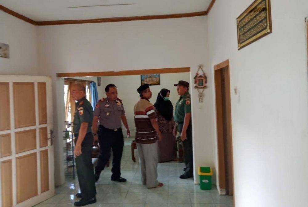 Petugas Muspika mendatangi rumah yang diduga terjadi penyekapan. Dok Humas Polres Malang