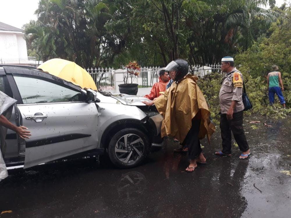 Pohon tumbang timpa mobil di Jalan Sungai Tangka, Ujungpandang, Makassar, Jumat (3/1) / Humas Polsek Ujungpandang