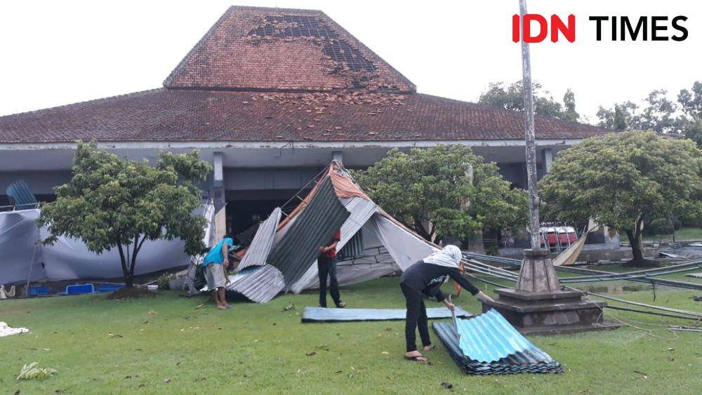 Atap roboh akibat diterjang hujan lebat dan angin kencang di Kulon Progo. IDN Times/Daruwaskita