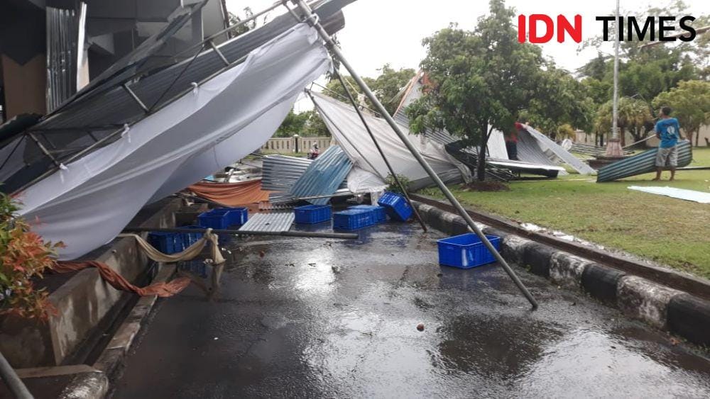 Tenda ambruk akibat diterjang hujan deras dan angin kencang di Kulon Progo. IDN Times/Daruwaskita