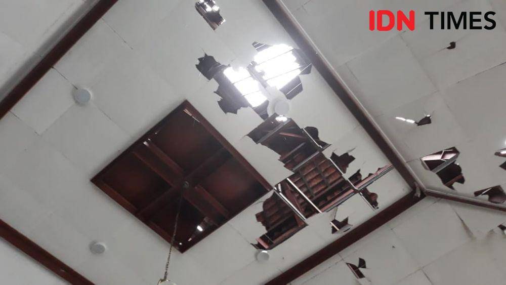 Genting dan plafon rumah bagian dapur jebol tertimpa pohon tumbang. IDN Times/Daruwaskita