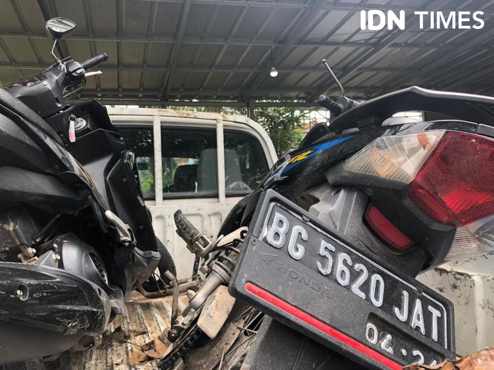 Polisi indikasikan kelalaian pada pengemudi motor dan truk (IDN Times/Rangga Erfizal)