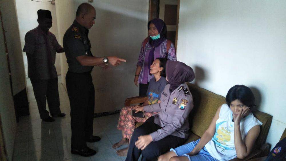 Petugas mendatangi dan memeriksa korban yang diduga mengalami trauma psikis. Dok Humas Polres Malang
