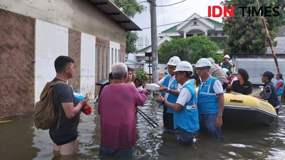 PLN bagikan makanan gratis ke korban banjir. (Dok. PT PLN)
