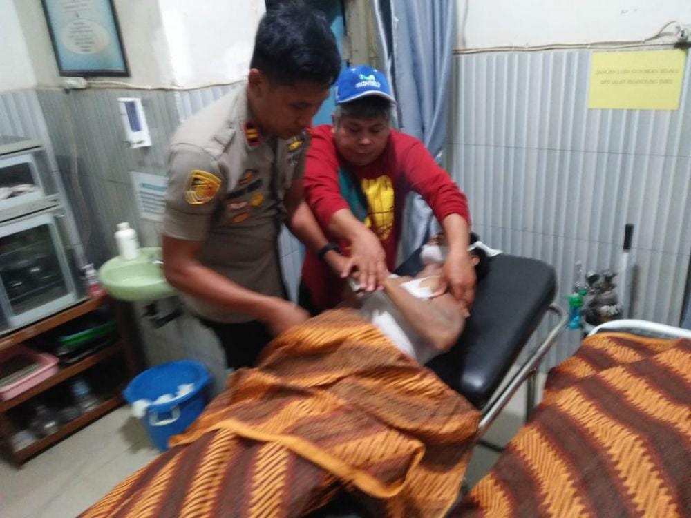 Korban pekerja bangunan Pasar Sentral Limbung II saat dievakuasi ke rumah sakit / Polsek Bajeng