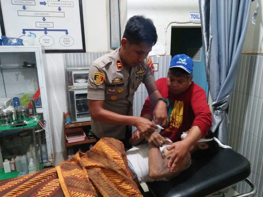 Korban pekerja bangunan Pasar Sentral Limbung II saat dievakuasi ke rumah sakit / Polsek Bajeng