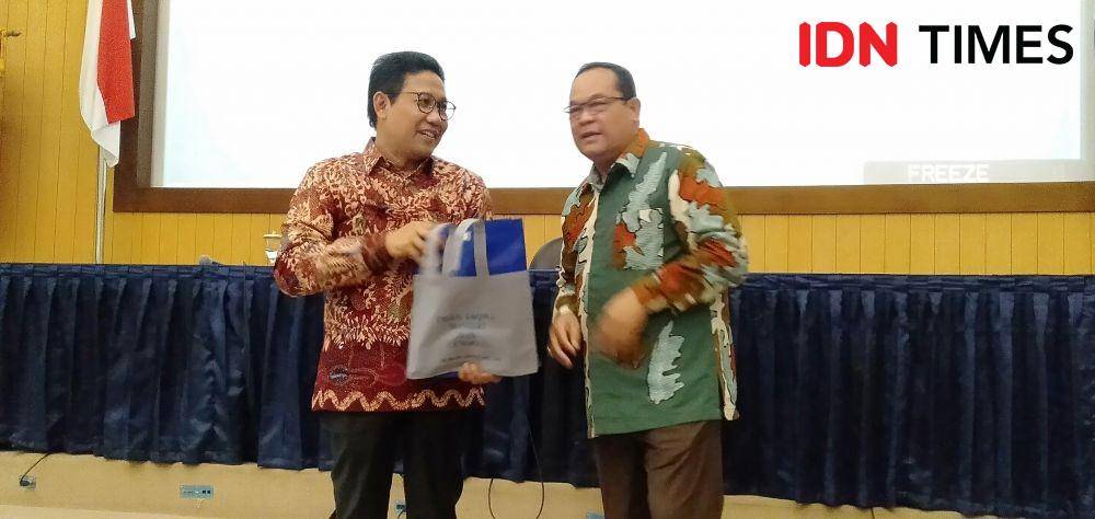 Mendes PDT dan Transmigrasi Abdul Halim Iskandar (kiri) dan Rektor UNY Sutrina Wibawa (Kanan). IDN Times/Daruwaskita