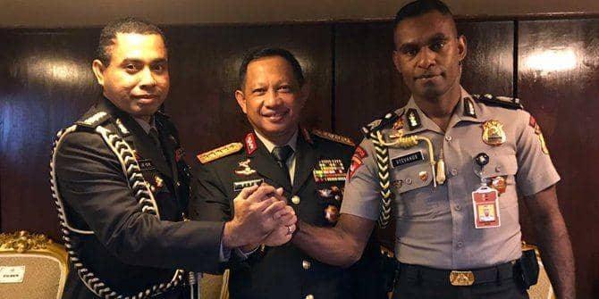Jhonny Edison Isir (kiri) saat bersama Kapolri Tito Karnavian dan ajudannya Stefanus yang juga orang Papua (Dok. Istimewa)