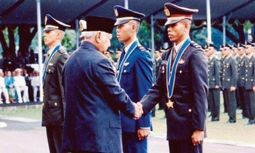 Jhonny Edison Isir saat menerima penghargaan lulusan Akpol Terbaik 1996 dari Presiden Soeharto (Dok. Liputan Indonesia)