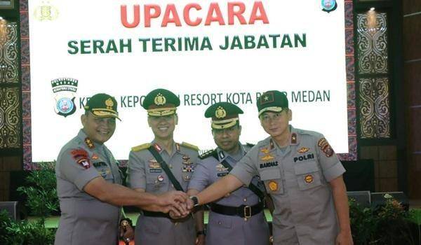 Kombes Pol Jhonny Edison Isir (dua dari kanan) resmi menjabat Kapolrestabes Medan mengantikan Brigjen Pol Dadang Hartanto (Dok. IDN Times)