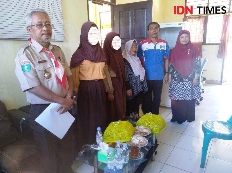 Kepala Disdikpora PPU Daman, Kepsek SMPN 23 Jaman usai menemui Fi dan siswi yang melerai didampingi orangtua mereka (IDN Times/Ervan Masbanjar)