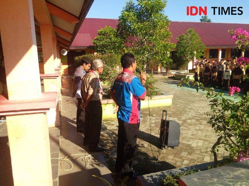 Kepala Disdikpora PPU, Daman saat memberikan arahan kepada seluruh siswa dan siswi SMPN 23 pasca terjadinya perkelahian (IDN Times/ Ervan Masbanjar)