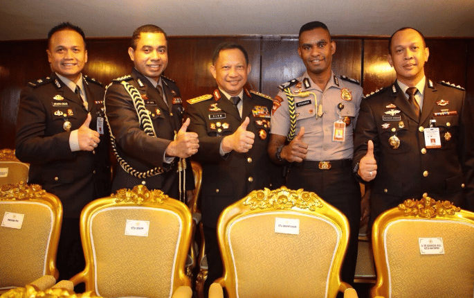 Jhonny Edison Isir (dua dari kiri) saat bersama Kapolri Tito Karnavian dan ajudannya Stefanus yang juga orang Papua (Dok. Istimewa)