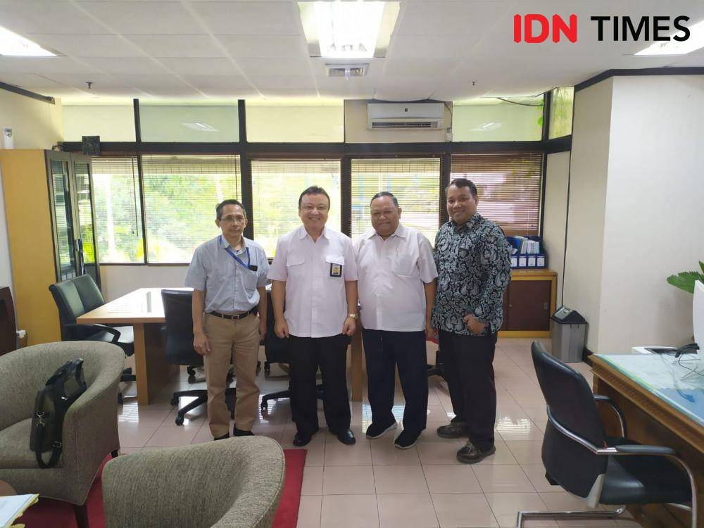 Sekretaris BPJT, Abram Elsajaya Barus,Direktur tol Teluk Balikpapan,Sutopo,tim teknis TTB serta Kabag Pembangunan Setkab PPU Nicko Herlambang foto bersama usai pertemuan (IDN Times Istimewa)