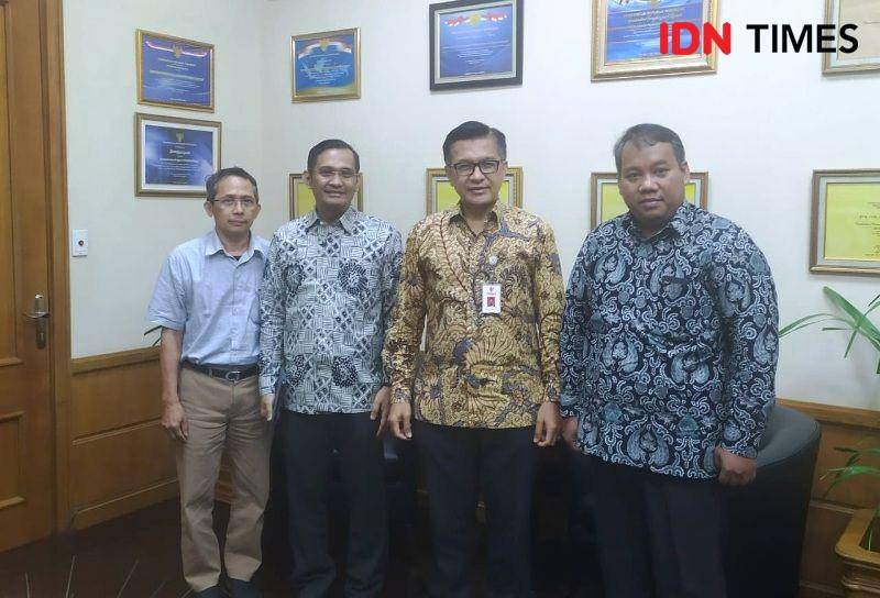 Sekretaris Utama Bappenas, Himawan Hariyoga,  Direktur Tol Teluk Balikpapan Sutopo, Direktur Transportasi Bappenas Ikhwan Hakim  dan Kabag Setkab PPU Nicko Herlambang foto bersama usai pertemuan (IDN Times/Istimewa)