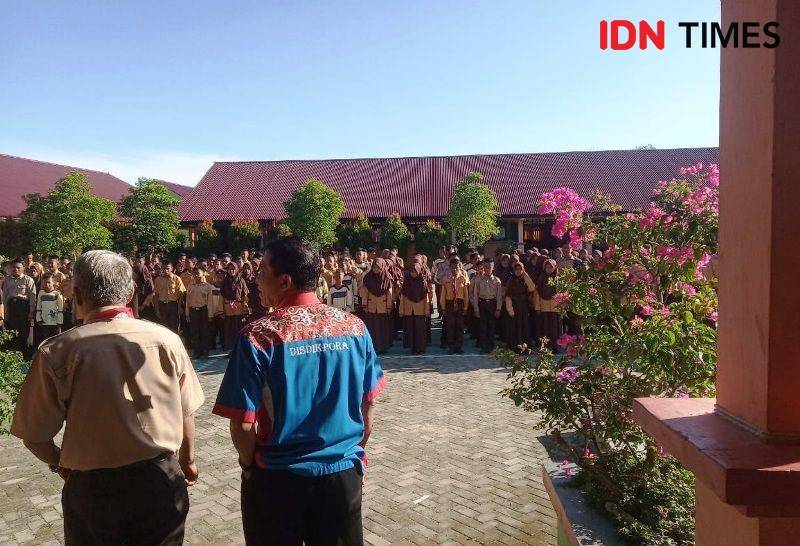 Seluruh siswa dan siswi SMPN 23 PPU dikumpulkan pasca perkelahian yang melibatkan seorang siswi sekolah tersebut (IDN Times/ Ervan Masbanjar)