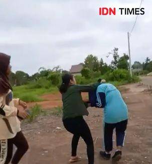 Seorang siswi dan seorang perempuan yang terlibat perkelahian (IDN Times/istimewa)