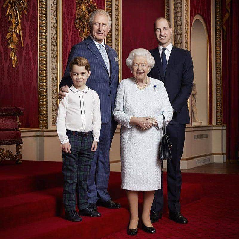 Foto yang dirilis oleh Istana Buckingham pada 3 Januari 2020 memperlihatkan Ratu Elizabeth bersama para penerusnya yaitu Pangeran Charles, Pangeran William dan Pangeran George. instagram.com/theroyalfamily