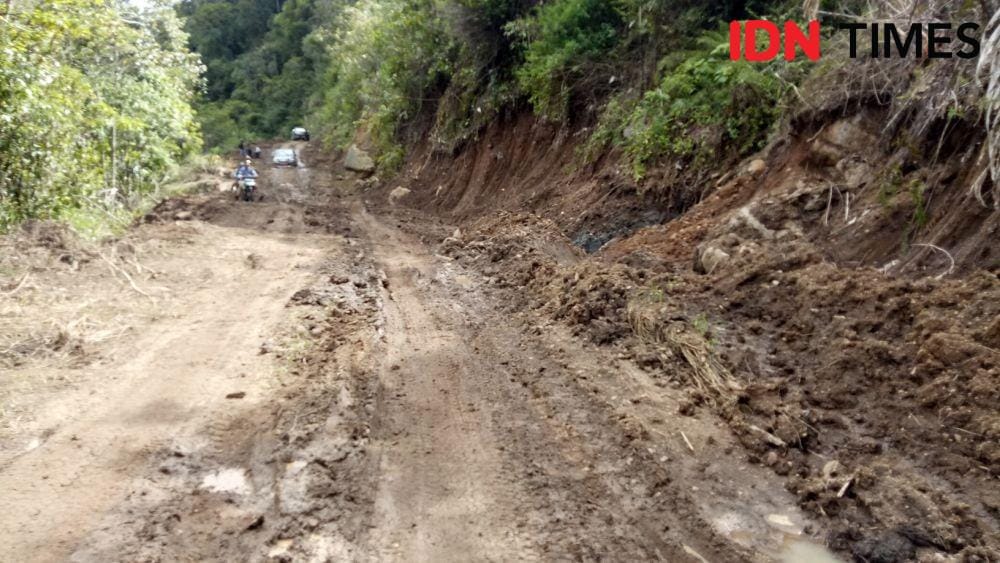 Salah satu titik jalan di Seko yang masih berlumpur. IDN Times/Asrhawi Muin