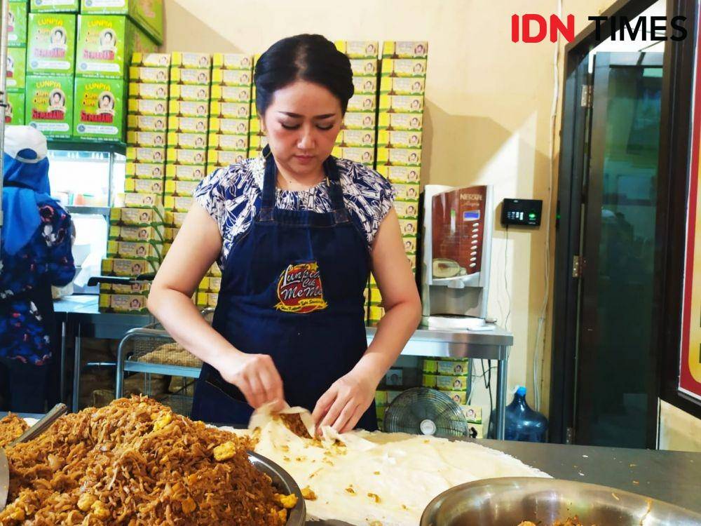 Meliani Sugiarto, sang pemilik Lunpia Cik Meme Semarang tengah membikin adonan lumpia. IDN Times/Dhana Kencana