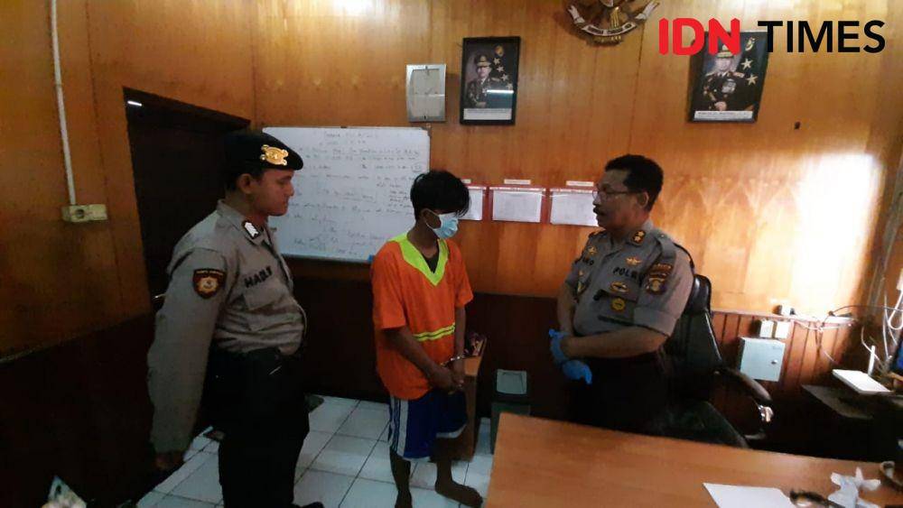 Tersangka penganiayaan, Agus Viki (tengah) diperiksa petugas kepolisian. (IDN Times/Surya Aditya)