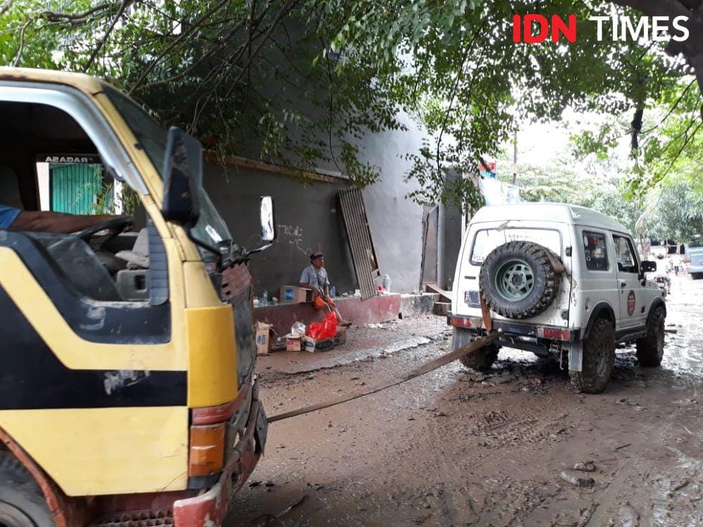 Komunitas Indonesia Offroad Indonesia membantu evakuasi mobil warga yang terbawa banjir di Pondok Gede (IDN Times/Fitang Budhi Adhitia)