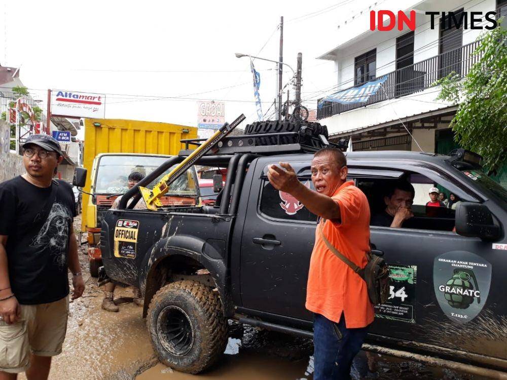 Komunitas Indonesia Offroad Indonesia membantu evakuasi mobil warga yang terbawa banjir di Pondok Gede (IDN Times/Fitang Budhi Adhitia)