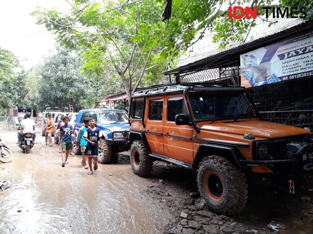 Komunitas Indonesia Offroad Indonesia membantu evakuasi mobil warga yang terbawa banjir di Pondok Gede (IDN Times/Fitang Budhi Adhitia)