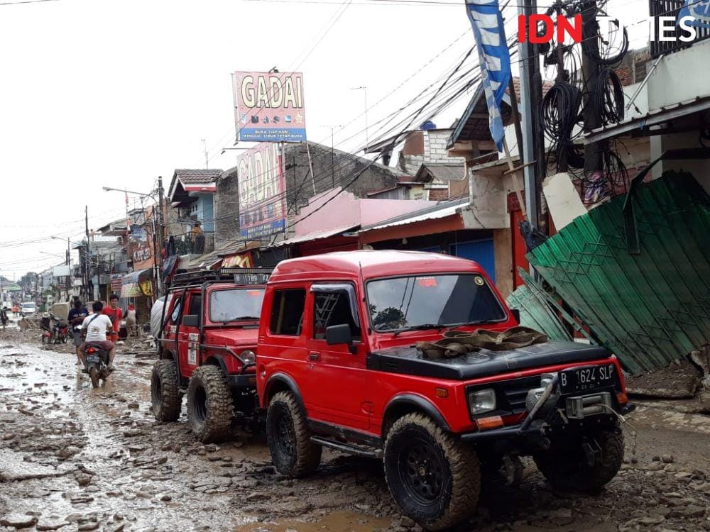 Komunitas Indonesia Offroad Indonesia membantu evakuasi mobil warga yang terbawa banjir di Pondok Gede (IDN Times/Fitang Budhi Adhitia)