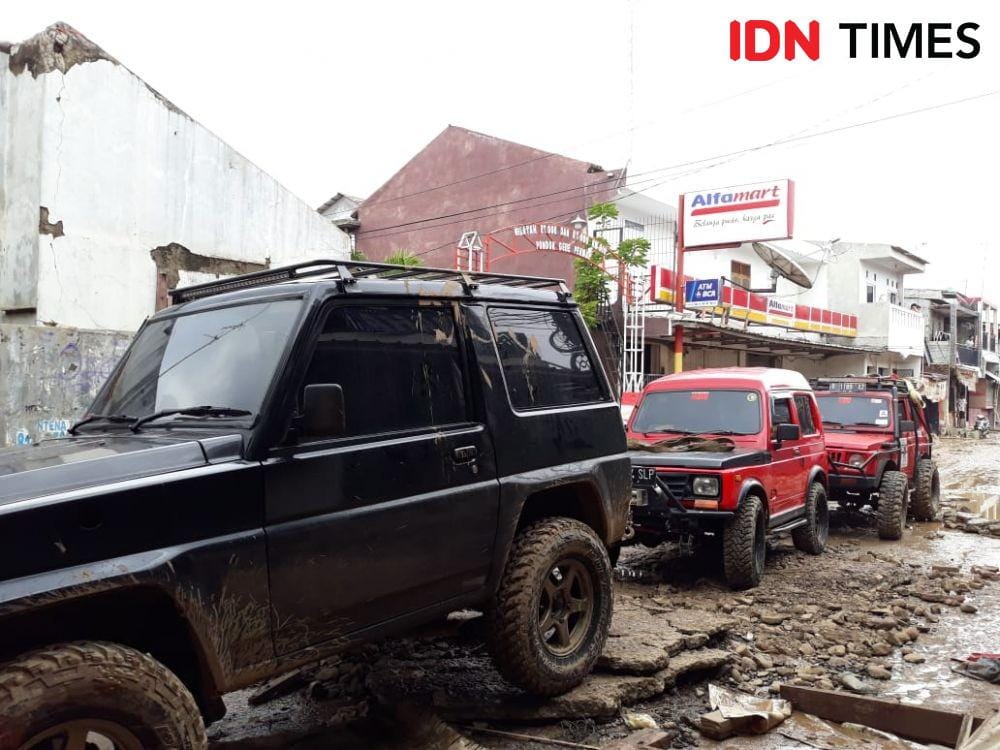 Komunitas Indonesia Offroad Indonesia membantu evakuasi mobil warga yang terbawa banjir di Pondok Gede (IDN Times/Fitang Budhi Adhitia)