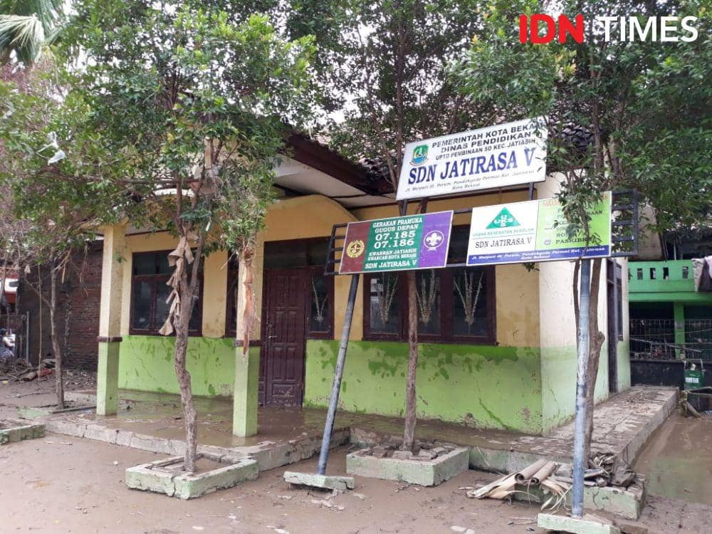 SDN Jatirasa V yang hancur tersapu banjir di Perumahan Pondok Gede Permai (IDN Times/Fitang Budhi Adhitia)
