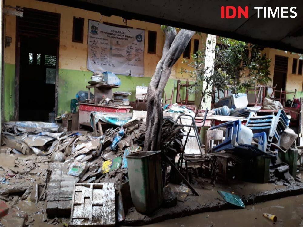 SDN Jatirasa V yang hancur tersapu banjir di Perumahan Pondok Gede Permai (IDN Times/Fitang Budhi Adhitia)