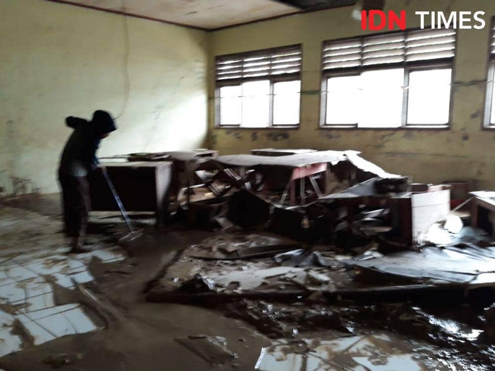 SDN Jatirasa V yang hancur tersapu banjir di Perumahan Pondok Gede Permai (IDN Times/Fitang Budhi Adhitia)
