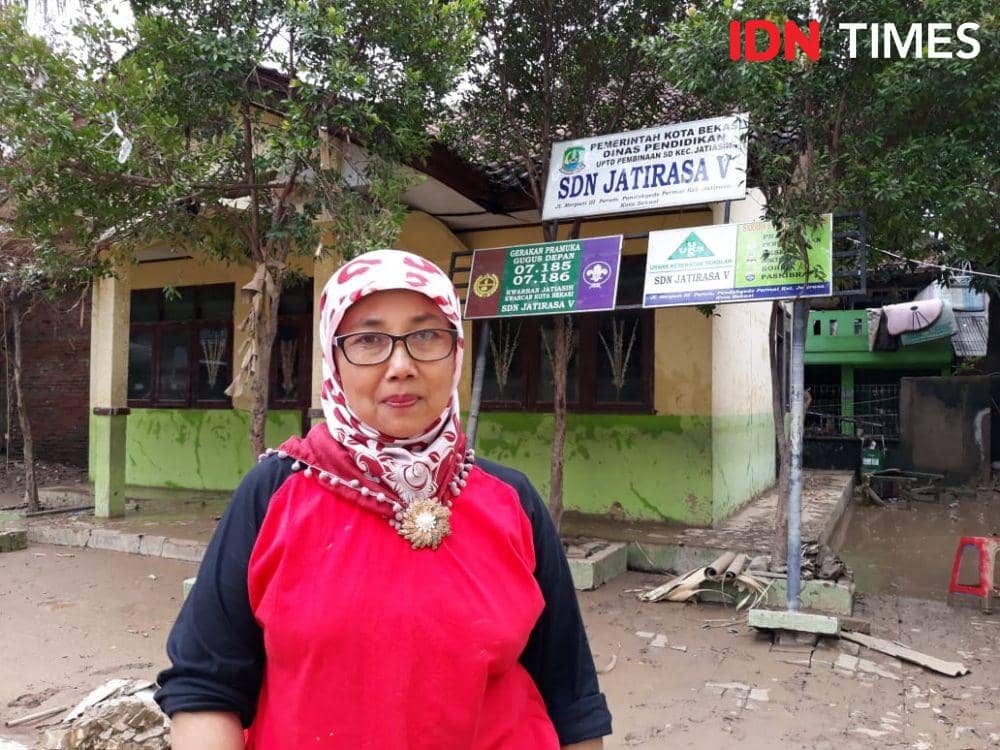 Kepala Sekolah SDN Jatirasa V Nurhayati (IDN Times/Fitang Budhi Adhitia)