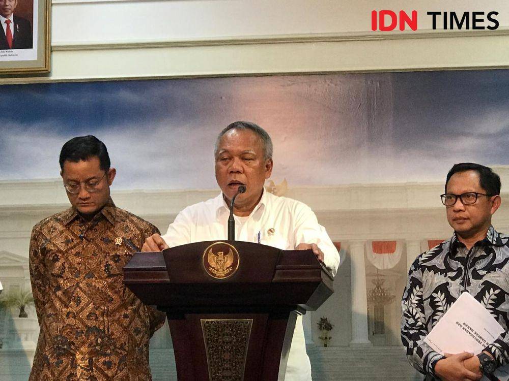 Menteri PUPR Basuki Hadimuljono memberikan keterangan pers di Kantor Presiden, Jakarta Pusat, Jumat 3 Januari 2020 (IDN Times/Teatrika Handiko Putri)