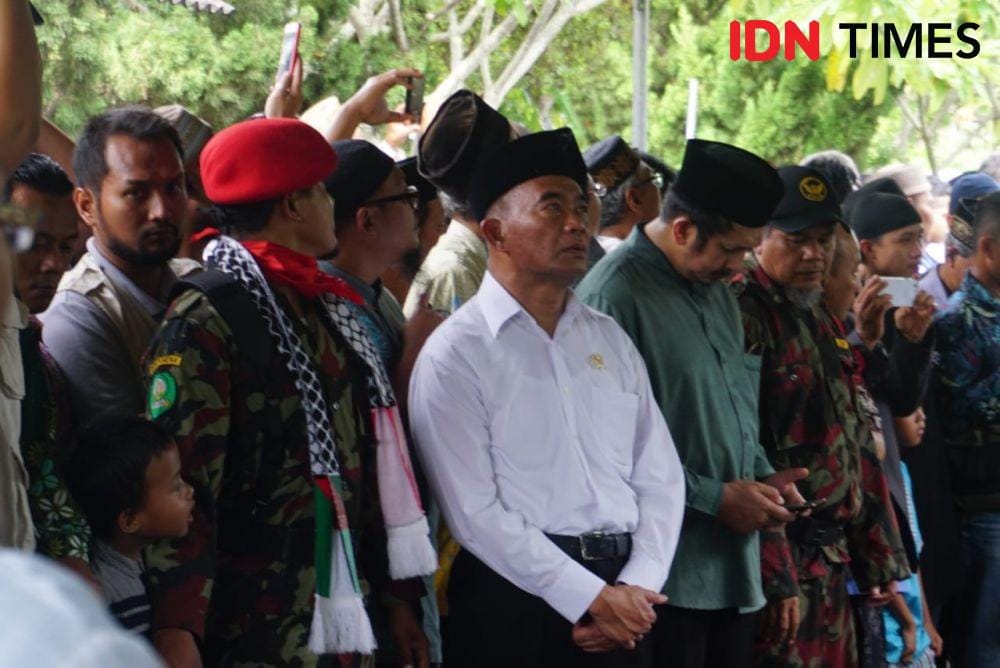 Menko PMK Muhadjir Effendy menghadiri pemakaman Yunahar Ilyas. IDN Times/Tunggul Kumoro