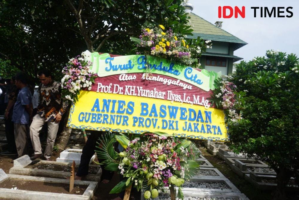 Karangan bunga ungkapan duka cita dari Gubernur DKI Jakarta, Anies Baswedan. IDN Times/Tunggul Kumoro